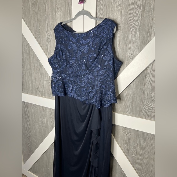 311. Alex Evenings Elegant Navy Blue Lace Evening Dress - Picture 12 of 13